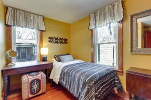 una camera con letto, scrivania e finestre di Fayetteville Home with Patios Near Town and University a Fayetteville