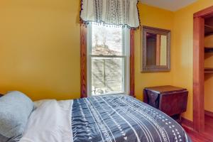 una camera con letto e finestra di Fayetteville Home with Patios Near Town and University a Fayetteville