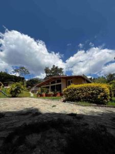 a house sitting on top of a yard at Casa Pandora A 5 minutos aeropuerto Medellin in Santa Elena