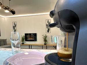 una macchina per il caffè appoggiata su un tavolo con una bevanda di Caparica Central Apartment by HOST-POINT a Costa da Caparica