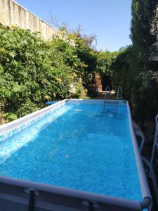 uma piscina com água azul num quintal em El Sueño de Lucrecia em Villarrubia de Santiago