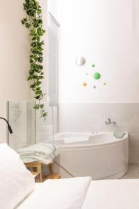 Ένα μπάνιο στο Couple-in magical suite with jacuzzi