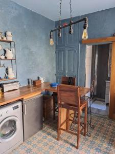 Кухня или мини-кухня в Chambre bleue avec accès plage
