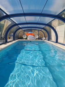 Bazén v ubytování Chambre bleue avec accès plage nebo v jeho okolí