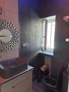 Ванная комната в Chambre bleue avec accès plage