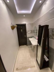 a bathroom with a black door and a sink at غرفه مستقله بدورة مياه حي طويق in Riyadh