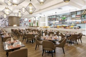 a restaurant with tables and chairs and a bar at Hotel Real InterContinental San Pedro Sula, an IHG Hotel in San Pedro Sula