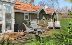eine Gruppe von Stühlen im Hof eines Hauses in der Unterkunft Nice Home In Mesinge With Wi-fi in Mesinge