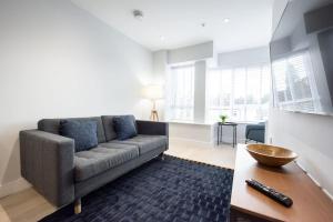 - un salon avec un canapé et une table dans l'établissement Space Apartments - Central Brentwood Apartment - Secure Parking - Fast Wifi - Flat 8, à Brentwood