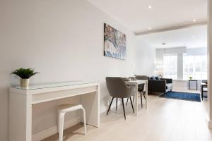 - un salon blanc avec une cheminée et une salle à manger dans l'établissement Space Apartments - Central Brentwood Apartment - Secure Parking - Fast Wifi - Flat 8, à Brentwood