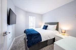 - une chambre avec un lit et une télévision à écran plat dans l'établissement Space Apartments - Central Brentwood Apartment - Secure Parking - Fast Wifi - Flat 8, à Brentwood