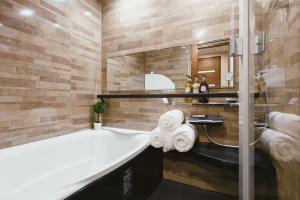 bagno con ampia vasca e specchio di 近秋叶原东京中心奢华套房KFob 车站2分 4站可用 配奢华戴森 最大5人 a Tokyo