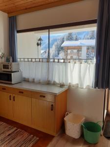 kuchnia z dużym oknem z widokiem w obiekcie Ferienhaus Schäfer - Apartments - Wintersports - Family holiday - Holiday with your dog - Rural & Scenic w mieście Flattnitz