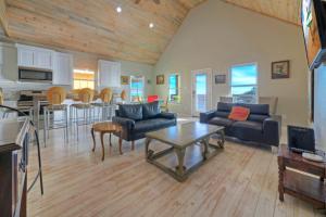 - un salon avec un canapé et une table dans l'établissement Big Trout by AvantStay Coastal Group Getaway, à Île Padre