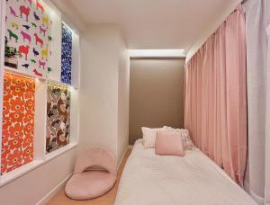 una piccola camera con un letto e due sedie di 近秋叶原东京中心奢华套房KFob 车站2分 4站可用 配奢华戴森 最大5人 a Tokyo