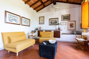 un soggiorno con 2 sedie e un tavolo di Beach House with private garden a Marina di Pietrasanta