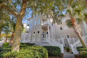 una vista exterior de un gran edificio blanco con palmeras en Sea Haven 1532, en East End