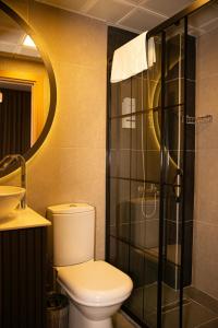 een badkamer met een toilet en een glazen douche bij Mahall Hotel in Istanbul