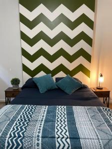 um quarto com uma cama com uma cabeceira em chevron em Comfy Guest House by Columbus Circle em Nova Iorque