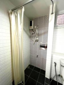 La salle de bains est pourvue d'une douche avec rideau de douche. dans l'établissement Mitr Inn The Grand Palace - Mrt Samyot Station มิตร อินน์ พระบรมมหาราชวัง, à Bangkok