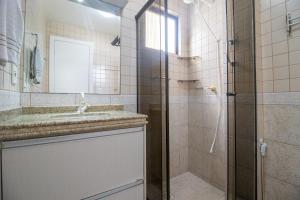a bathroom with a shower and a sink at BOR41 - Quadra Mar, 4 Dorm, 2 Garagens, Churrasq. in Balneário Camboriú