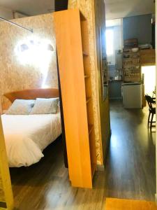 a bedroom with a bunk bed and a kitchen at Luminoso y acogedor bajo en Tetuán by beBalmy in Madrid