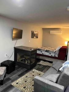 sala de estar con sofá y cama en Red door retreat guesthouse en Thorold