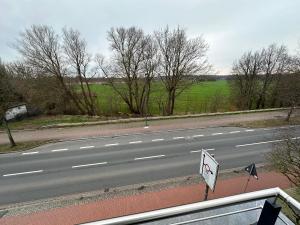 pusta droga bez znaku skrętu w lewo w obiekcie Apartments & Pension Bremen Burglesum w Bremie