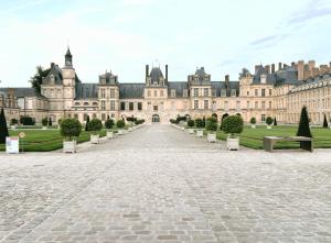 duży budynek z ścieżką przed nim w obiekcie Le Coeur De Fontainebleau 1-Bedroom Retreat w mieście Fontainebleau