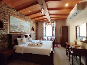 Durrat Nizwa Hotel في نزوى‎: غرفة نوم مع سرير أبيض كبير في غرفة