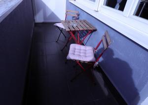 een uitzicht op de bovenzijde van twee stoelen en een tafel bij Naomi app,Netflix,between bus and train station in Zagreb