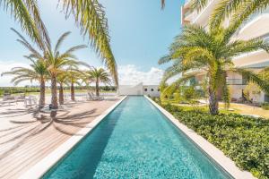 Bazén v ubytování Modern Apartment in Exclusive Tower at Cap Cana nebo v jeho okolí