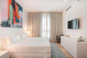 Postel nebo postele na pokoji v ubytování Modern Apartment in Exclusive Tower at Cap Cana + 17 fotografií