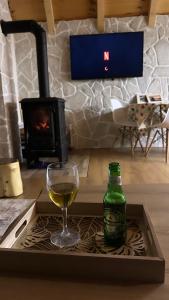 ジャブリャクにあるWonderwood Cabin 2のトレイにワイン1本とグラス1杯