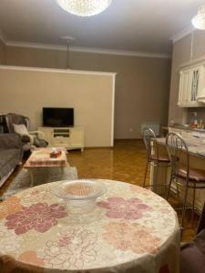 una sala de estar con una mesa con un tazón. en Classical apartment in heart of Baku, en Baku