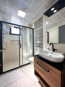 La salle de bains est pourvue d'un lavabo, d'une douche et de toilettes. dans l'établissement Dalyan Villa Dolce Vita, à Dalyan