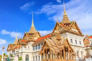 un bâtiment avec des flèches dorées au sommet dans l'établissement XX Mitr Inn The Grand Palace - Mrt Samyot Station มิตร อินน์ พระบรมมหาราชวัง, à Bangkok