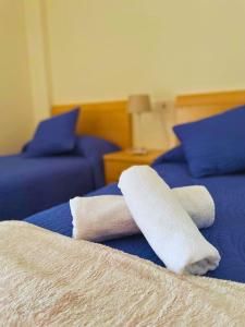 2 asciugamani laminati su un letto in una camera d'albergo di Apartamentos Melgarden - Campo del Marqués a Santoña