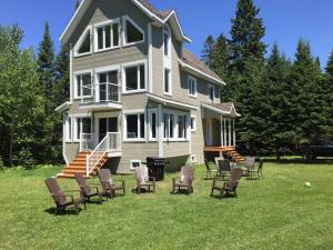 Galeriebild der Unterkunft *NEW* Stunning Waterfront Bright Chalet with Spa in Saint-Calixte