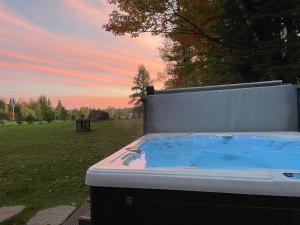 Galeriebild der Unterkunft *NEW* Stunning Waterfront Bright Chalet with Spa in Saint-Calixte