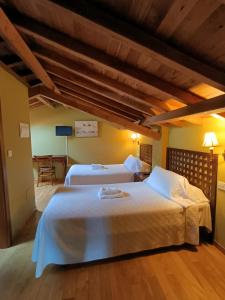 a bedroom with two beds in a room at A Casa da Torre Branca in Santiago de Compostela