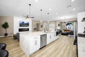 1-Story Getaway w Pool, Jacuzzi & Firepit, Sleeps 10