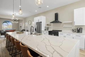 1-Story Getaway w Pool, Jacuzzi & Firepit, Sleeps 10