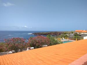 a view of the ocean from the roof of a house at Por de Sol - Aux repos des skippers in Cidade Velha