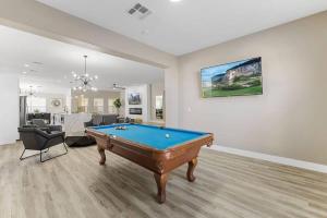 Billiards table sa Chic 4BR Home w Pool, Jacuzzi, Billiards & Firepit