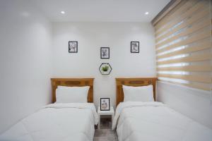 丹吉爾的住宿－Luxueux Appartement，两张睡床彼此相邻,位于一个房间里