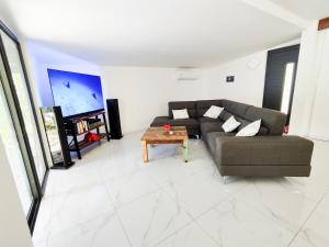 TV a/nebo společenská místnost v ubytování Blue Lagoon Villa