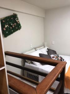 - une chambre avec des lits superposés et une plante sur le mur dans l'établissement Residencial Estrela Guia 1, à Cabo Frio