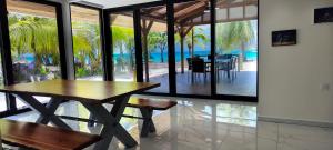 Bazén v ubytování Blue Lagoon Villa nebo v jeho okolí