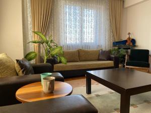 ein Wohnzimmer mit einem Sofa und einem Tisch in der Unterkunft City Center in Antalya